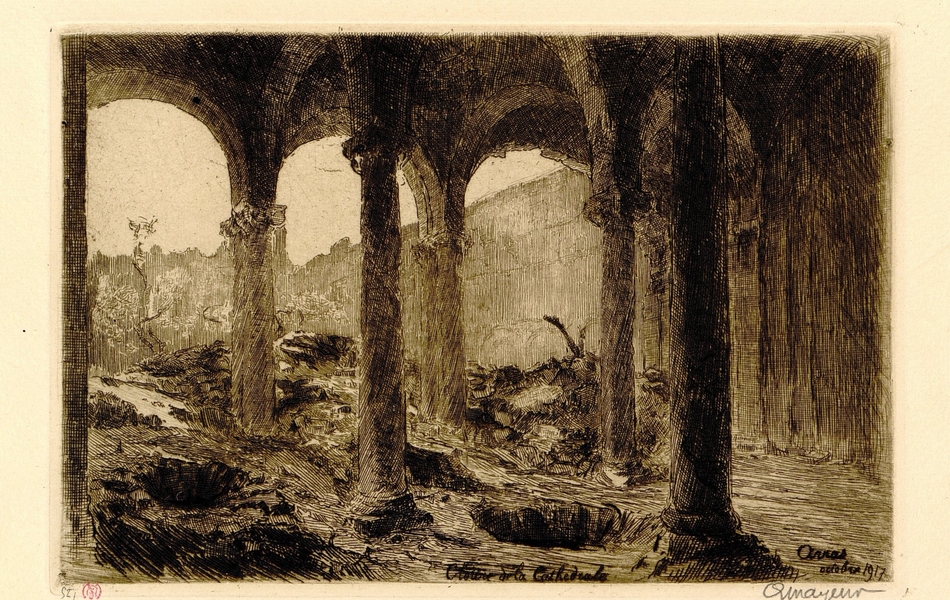 Gravure noir et blanc montrant des gravas sous les voûtes d'un cloître suite à un bombardement.