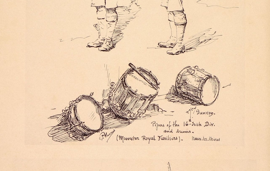 Dessin de deux joueurs de cornemuse. A leurs pieds sont posés les tambours de l’unité. En bas de la planche, quatre soldats de retour des tranchées couchés avec armes et casques.