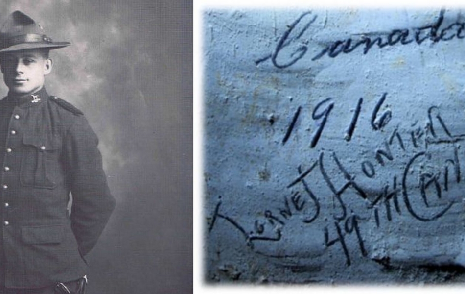 À gauche, portrait noir et blanc d'un soldat. À droite, photographie couleur d'un graffiti gravé dans la pierre.