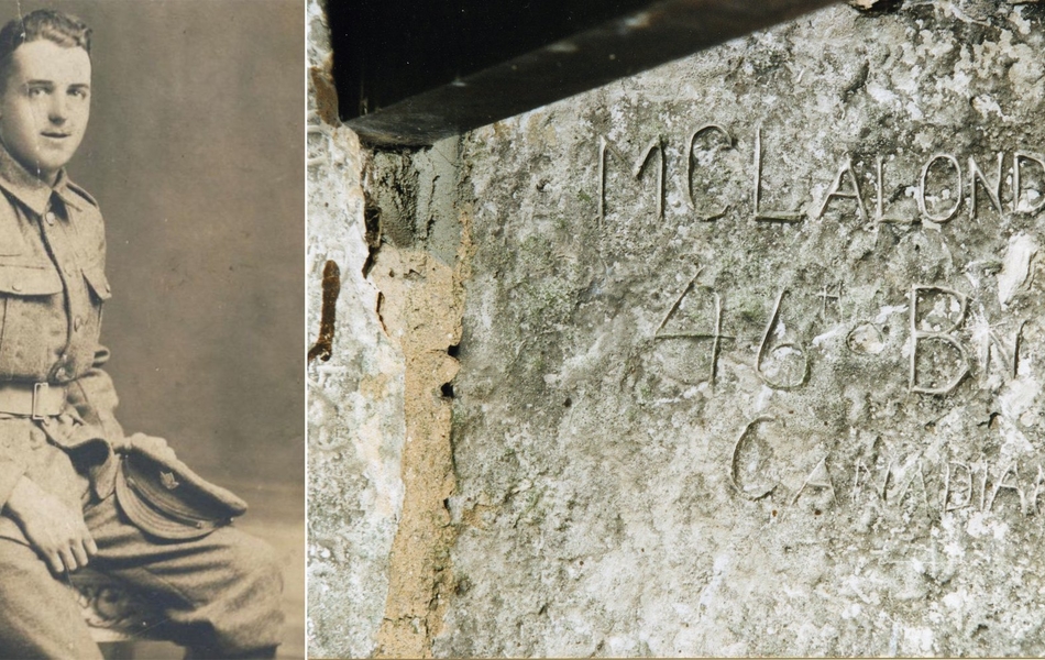 À gauche, photographie noir et blanc montrant un soldat assis. À droite, photographie couleur d'un graffiti gravé dans la pierre.