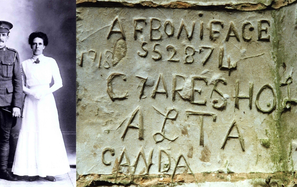 À gauche, photographie noir et blanc d'un soldat posant à côté d'une femme vêtue de blanc. À droite, photographie couleur d'un graffiti gravé dans la pierre.