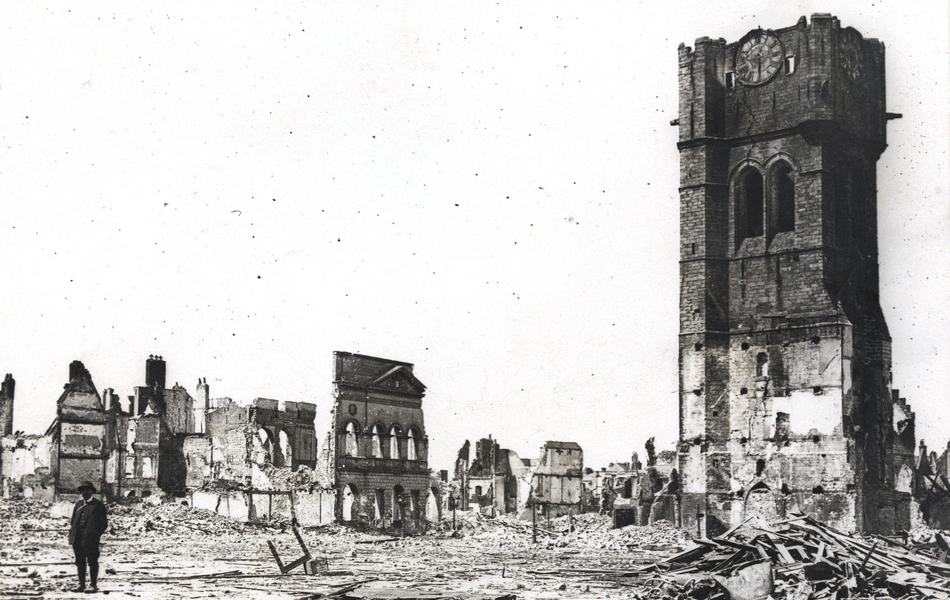Photographie noir et blanc montrant une place  avec des bâtiments détruits autour.