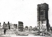 Photographie noir et blanc montrant une place  avec des bâtiments détruits autour.