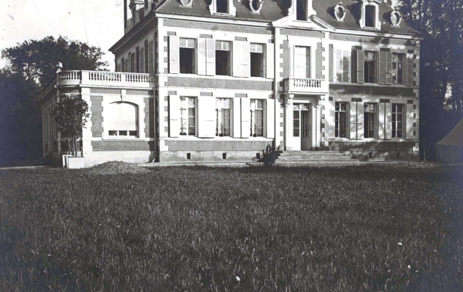 Photographie noir et blanc montrant la façade d'un château.