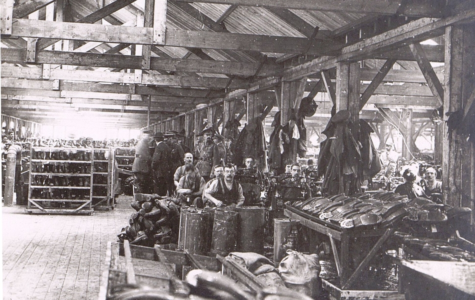 Photographie noir et blanc montrant des ouvriers dans une usine.