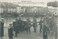Carte postale noir et blanc représentant l'État-Major sur les quais du port de Boulogne. 