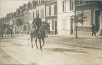 Carte postale noir et blanc re présentant un officier à cheval dans une rue de Boulogne-sur-Mer.