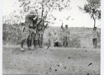 Photographie noir et blanc montrant une exécution militaire.