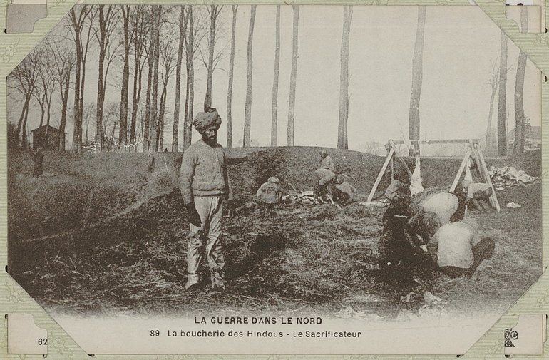 Carte postale noir et blanc montrant des indiens en train de dépecer des bêtes.