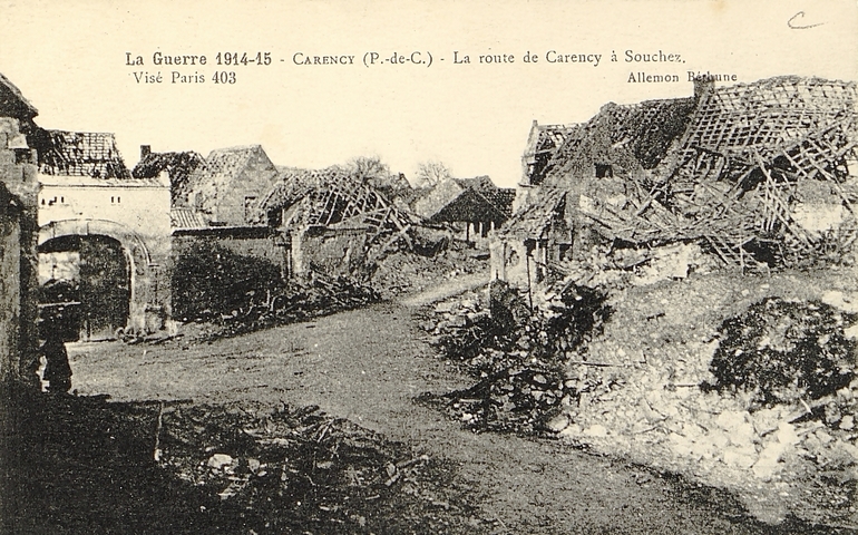 Carte postale noir et blanc montrant un village détruit.
