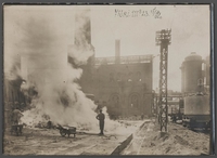 Photographie noir et blanc montrant l'exérieur d'une usine.