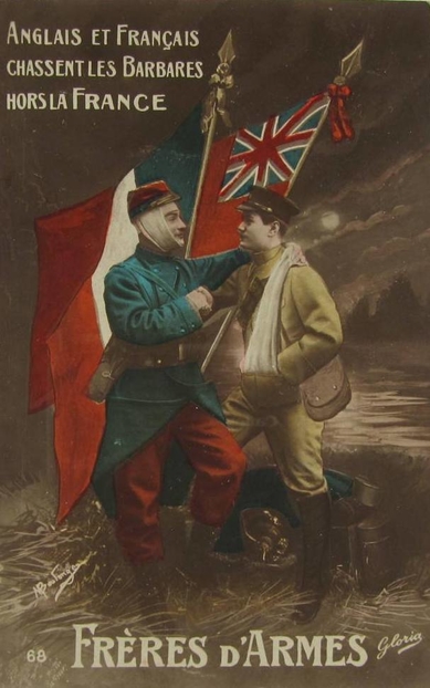 Carte postale couleur montrant deux soldats anglais et français blessés, se donnant une accolade devant les drapeaux de leurs pays.