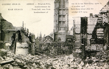 Carte postale noir et blanc montrant une ville détruite par des bombardements.