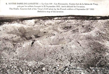 Carte postale noir et blanc montrant des collines.