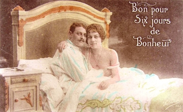 Carte postale couleur montrant un homme et une femme enlacés dans un lit.