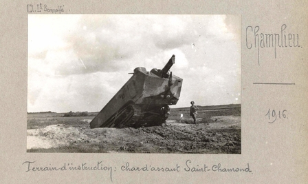 Photographie noir et blanc montrant un char d'assaut.