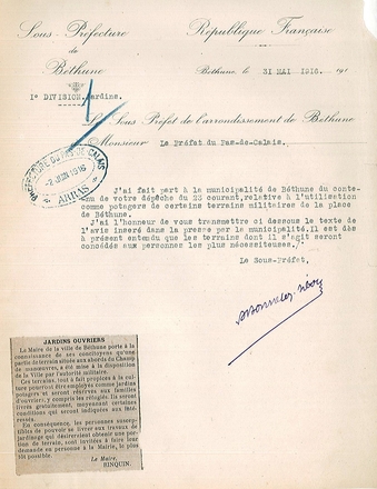 Texte dactylographié sur lequel on lit : « Sous-préfecture de Béthune. Le sous-préfet de l’arrondissement de Béthune à Monsieur le préfet du Pas-de-Calais. J’ai fait part à la municipalité de Béthune du contenu de votre dépêche du 23 courant, relative à l’utilisation comme potagers de certains terrains militaires de la place de Béthune. J’ai l’honneur de vous transmettre ci-dessous le texte de l’avis inséré dans la presse par la municipalité. Il est dès à présent entendu que les terrains dont il s’agit seront concédés aux personnes les plus nécessiteuses. Le sous-préfet, Bonnefoy-Sibour ».   