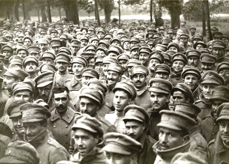Photographie noir et blanc montrant une foule de soldats.
