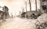 Photographie noir et blanc montrant une rue en ruines.