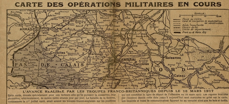 Carte monochrome représentant la ligne de front dans le Pas-de-Calais au 16 mars 1917. En-dessous, me commentaire suivant : "L'avance réalisée par les troupes franco-britanniques depuis le 16 mars 1917. Cette carte, dressée spécialement pour nos lecteurs afin qu'ils puissent la conserver, leur permettra, ultérieurement, de suivre notre avance jour par jour. La bataille de la Somme, commencée le 1er juillet 1916, avait amené les troupes franco-anglaises sur les positions qui ont constitué la ligne de départ de l'offensive au 16 mars 1917. Les régions évacuées par l'ennemi depuis cette date jusqu'à aujourd'hui sont marquées en grisé sur la carte. Les localités et voies de communication figurent ici au complet ainsi que les bois et forêts".