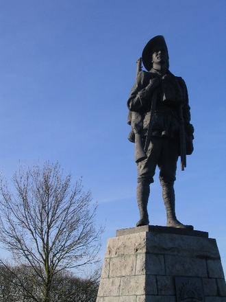 Photographie couleur montrant la statue d'un soldat en bronze.