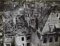 Photographie noir et blanc montrant un quartier de maisons en ruine.