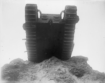 Photographie noir et blanc montrant le devant d'un char de combat.