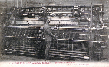 Carte postale noir et blanc montrant l'intérieur d'un atelier textile.