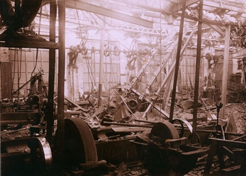 Carte postale noir et blanc montrant l'intérieur d'un atelier textile détruit par un bombardement.