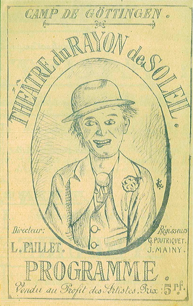 Programme monochrome illustré en son centre par un dessin représentant un homme souriant portant un chapeau. Autour, le texte suivant : "Camp de Göttingen. Théâtre du Rayon de soleil. Directeur : L. Paillet. Régisseurs : G. Poutriquet, J. Mainy. Programme vendu au profit des artistes. Prix : 5 francs".