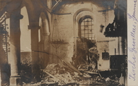 Carte postale noir et blanc montrant l'intérieur d'une église en ruines.