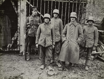 Photographie noir et blanc montrant un groupe de soldats debout, regardant l'objectif.
