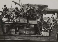 Photographie noir et blanc montrant des soldats sur un char de guerre.