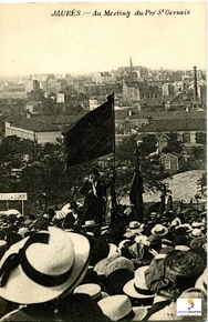 Carte postale noir et blanc montrant Jean Jaurès parlant devant une foule.