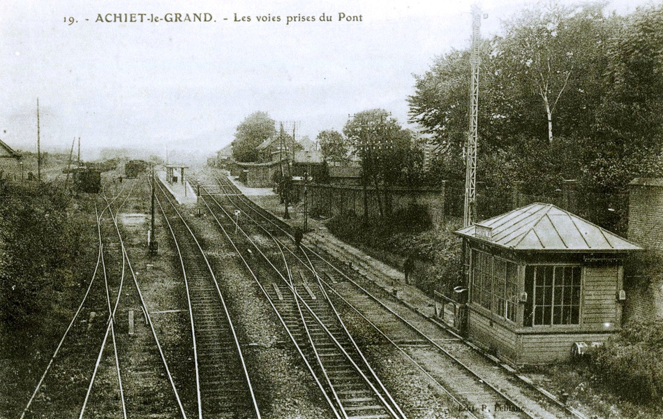 Carte postale noir et blanc montrant une voie ferrée.
