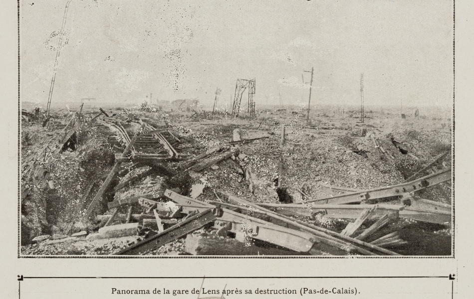 Photographie noir et blanc montrant les ruines d'un bâtiment et les restes de poteaux.
