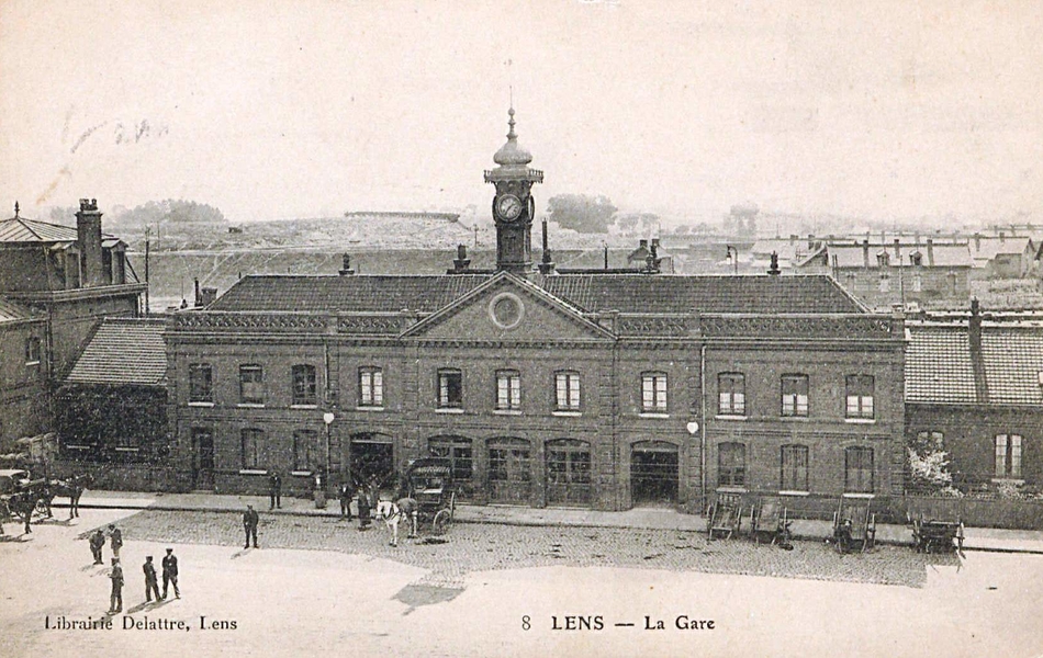 Carte postale noir et blanc montrant l'entrée d'une gare.