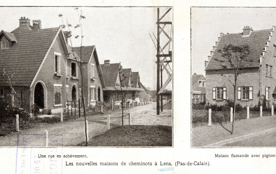 Deux photographies noir et blanc montrant des façades de maison.