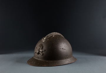Photographie couleur montrant un casque de soldat.