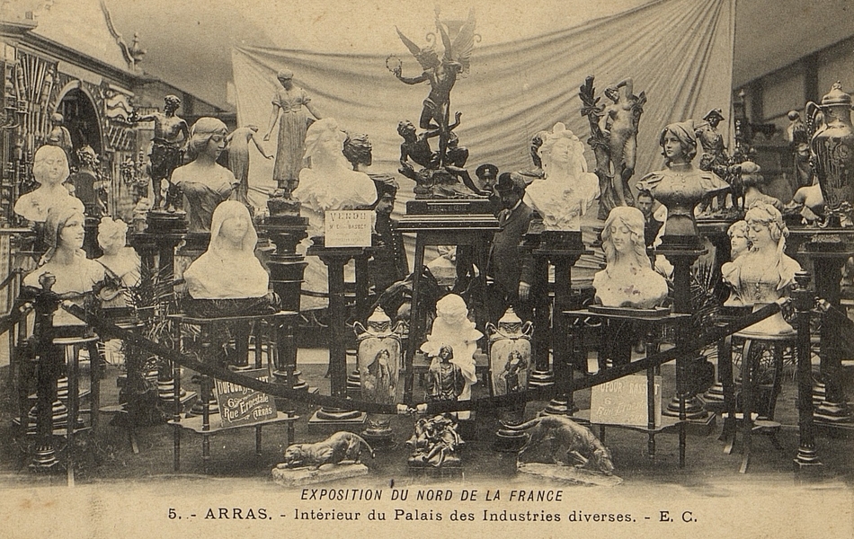 Carte postale noir et blanc montrant diverses sculptures exposées et protégées par un cordon de sécurité.