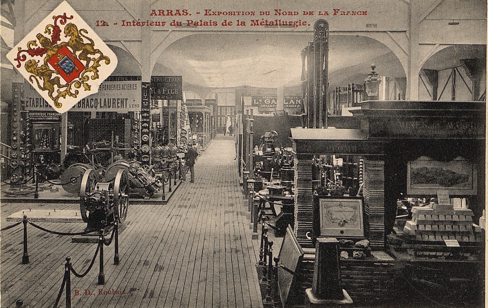 Carte postale noir et blanc montrant une allée intérieure bordée de stands d'exposants.