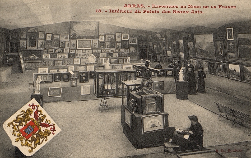 Carte postale noir et blanc montrant une salle d'exposition de tableaux et de sculptures.