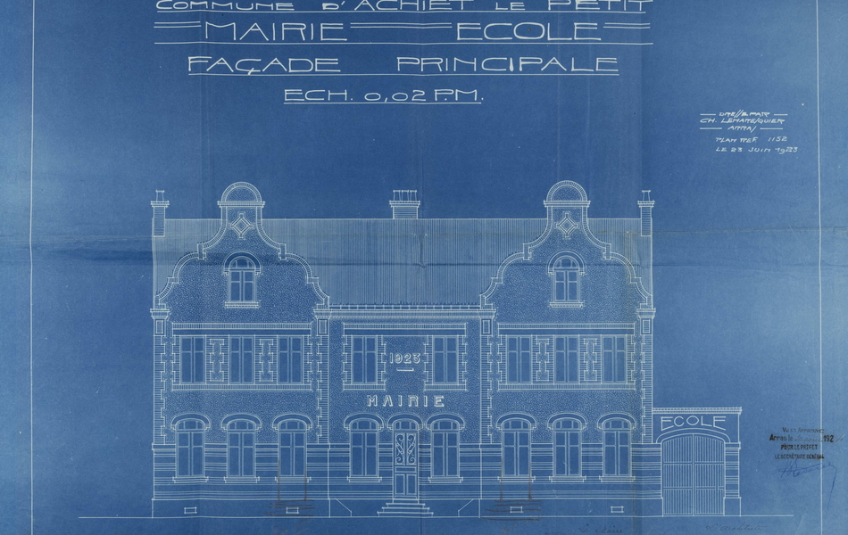Plan bleu sur lequel est tracé en blanc la façade d'un bâtiment où on lit l'inscription "mairie". Au-dessus, les mentions : "Commune d'Achiet-le-Petit. Mairie. École. Façade principale. Échelle 0,02 p.m."