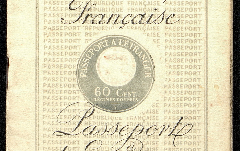 Couverture imprimée sur lequel on lit : "République française. Passeport à l'étranger. Carnet contenant 16 pages".