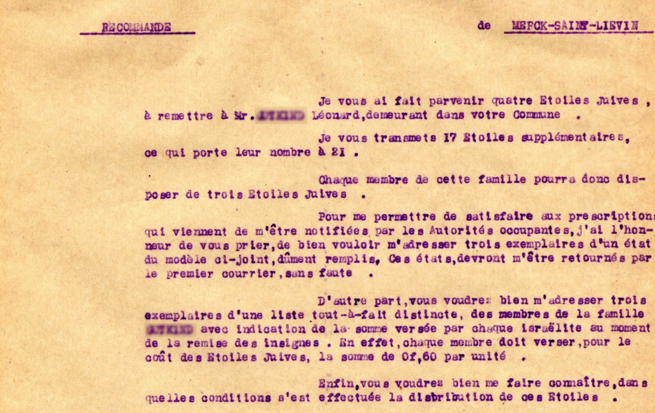 Courrier dactylographié sur lequel on lit : "'Saint-Omer, le 25 juillet 1942. Le sous-préfet de Saint-Omer à Monsieur le maire de Merck-Saint-Liévin, Je vous ai fait parvenir quatre étoiles juives à remettre à M. Gutkind Léonard, demeurant dans votre commune. Je vous transmets 17 étoiles supplémentaires, ce qui porte leur nombre à 21. Chaque membre de cette famille pourra donc disposer de trois étoiles juives. Pour me permettre de satisfaire aux prescriptions qui viennent de m'être notifiées par les autorités occupantes, j'ai l'honneur de vous prier, de bien vouloir m'adresser trois exemplaires d'un état du modèle ci-joint, dûment remplis. Ces états devront m'être retournés par le premier courrier, sans faute. D'autre part, vous voudrez bien m'adresser trois exemplaires d'une liste tout à fait distincte, des membres de la famille Gutkind avec l'indication de la somme versée par chaque israëlite au moment de la remise des insignes. En effet, chaque membre doit verser, pour le coût des étoiles juives, la somme de 0 franc soixante par unité. Enfin, vous voudrez bien me faire connaître, dans quelles conditions s'est effectuée la distribution de ces étoiles. Vous voudrez bien me retourner les six listes, et un mandat-postal de 8 francs soixante au nom de M. le rpéfet, par express. Vous désignerez pour cela le garde-champêtre de la commine et vous prierez ce fonctionnaire de l'apporter le tout lundi 27 juillet sans faute. Signé : le sous-préfet".