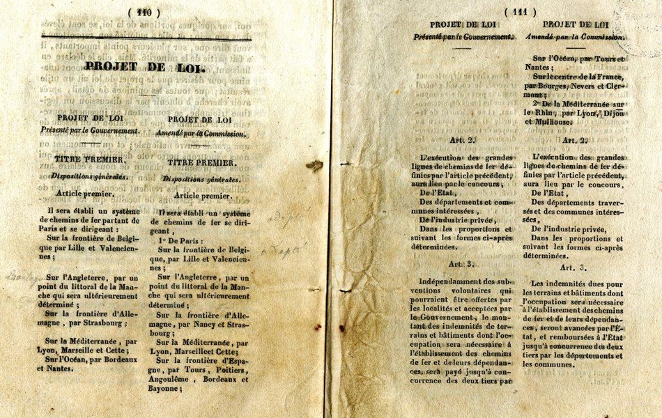 Document dactylographié séparé en deux colonnes. Sur la première, on lit "Projet de loi présenté au gouvernement. Titre premier. Dispositions générales. Article premier. Il sera établi un système de chemins de fer partant de Paris et se dirigeant : sur la frontière de Belgique par Lille et Valenciennes ; sur l'Angleterre, par un point du littoral de la Manche qui sera ultérieurement déterminé ; sur la frontière d'Allemagne, par Strasbourg ; sur la Méditerrannée, par Lyon, Marseille et Cette ; sur l'Océan, par Bordeaux et Nantes. Art. 2. L'exécution des grandes lignes de chemins de fer définies par l'article précédent, aura lieu par le concours, de l'État, des départements et communes intéressées, de l'industrie privée, dans les proportions et suivant les formes ci-après déterminées. Art. 3. Indépendamment des subventions volontaires qui pourraient être offertes par les localités et acceptées par le Gouvernement, le montant des indemnités de terrains et bâtiments dont l'occupation sera nécessaire à l'établissement des chemins de fer et de leurs dépendances, sera payé jusqu'à concurrence des deux tiers par" [fin du texte]. Dans la deuxième colonne, on lit "Projet de loi. Amendé par la Commission. Titre premier. Dispositions générales. Il sera établi un système de chemins de fer se dirigeant, de Paris : sur la frontière de Belgique, par Lille et Valenciennes ; sur l'Angleterre, par un point du littoral de la Manche qui sera ultérieurement déterminé ; sur la fontière d'Allemagne, par Nancy et Strasbourg ; sur la Méditerrannée, par Lyon, Marseille et Cette ; sur la frontière d'Espagne, par Tours, Poitiers, Angoulême, Bordeaux et Bayonne ; sur l'Océan, par Tours et Nantes ; sur le centre de la France, par Bourges, Nevers et Clermont ; de la Méditerrannée, sur le Rhin, par Lyon, Dijon et Mulhouse. Art. 2. L'exécution des grandes lignes de chemin de fer définies par l'article précédent, aura lieu par le concours, de l'État, des départements traversés et des communes intéressées, de l'industrie privée, dans les proportions et suivant les formes ci-après déterminées. Art. 3. Les indemnités dues pour les terrains et bâtiments dont l'occupation sera nécessaire à l'établissement des chemins de fer et de leurs dépendances, seront avancées par l'État, et remboursées à l'État jusqu'à concurrence des deux tiers par les départements et des communes".