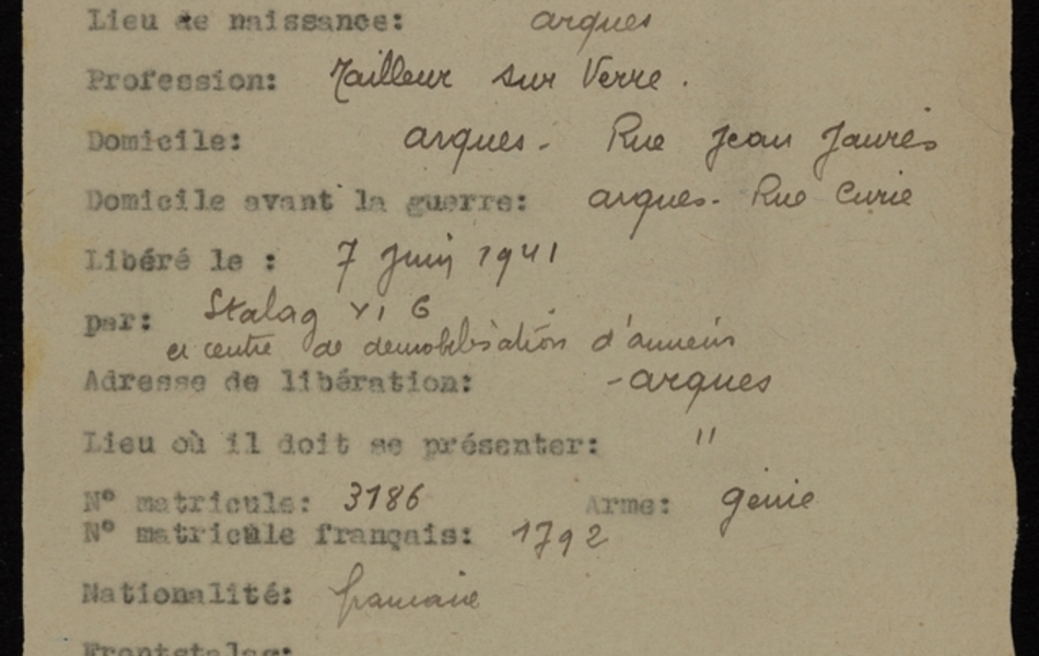 Texte dactylographié et manuscrit sur lequel on lit : "Fiche de contrôle des prisonniers de guerre. N° de carte : ancien combattant. Nom : Hibon. Prénom : Marcel. Grade : soldat 2ième classe. Date de naissance : 2 juillet 1898. Lieu de naissance : Arques. Profession : tailleur sur verre. Domicile : Arques, rue Jean Jaurès. Domicile avant la guerre : Arques, rue Curie. Libéré le : 7 juin 1941. Par : Stalag Yig et centre de démobilisation d'Amiens. Adresse de libération : Arques. Lieu où il doit se présenter : Arques. N° matricule : 3186. Arme : génie. N° matricule français : 1792. Nationalité : française..."