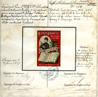 Document manuscrit comprenant un logo sur lequel on lit "Blanzy Poure et Cie, Boulogne-sur-Mer, Plume du Lycéen, maison de vente à Paris". Un jeune garçon tenant une plume se tient au-dessus d'un livre ouvert. À gauche de ce logo, est écrit : "Les soussignés, Poure, O'Kelly et Cie, fabricants de plumes métalliques à Boulogne-sur-Mer, déclarent déposer comme marque de fabrique destinée à distinguer des plumes de leur fabrication l'étiquette ci-dessous qui s'applique sur le couvercle des boîtes contenant le produit". À droite : "Primata. Greffe du Tribunal de Commerce de Boulogne, n° 164. Dépôt du 26 janvier 1889 à 2 heures de l'après-midi, fait par MM. Poure et O'Kelly et Cie, fabriquants de plume métalliques demeurant à Boulogne-sur-Mer, faubourg de Brequerecque n° 12".