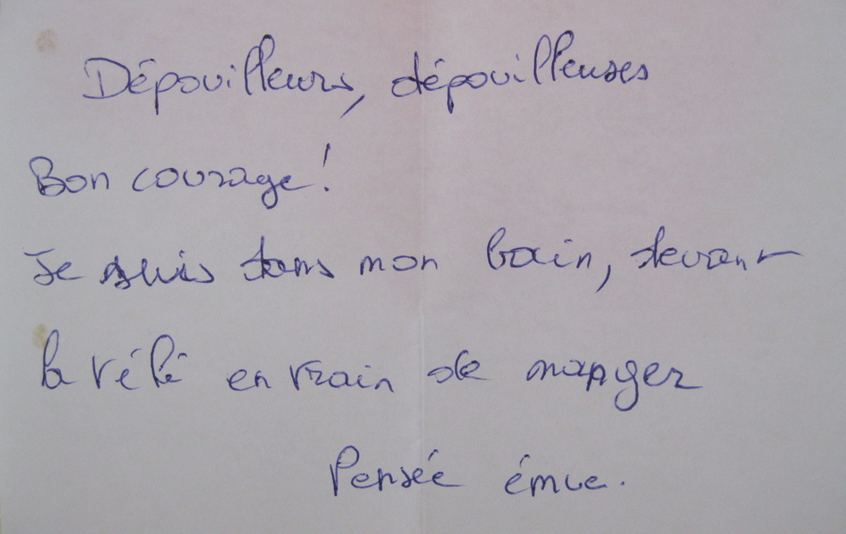 Document manuscrit sur lequel on lit : "Dépouilleurs, dépouilleuses, bon courage ! Je suis dans mon bain, devant la télé en train de manger. Pensée émue".