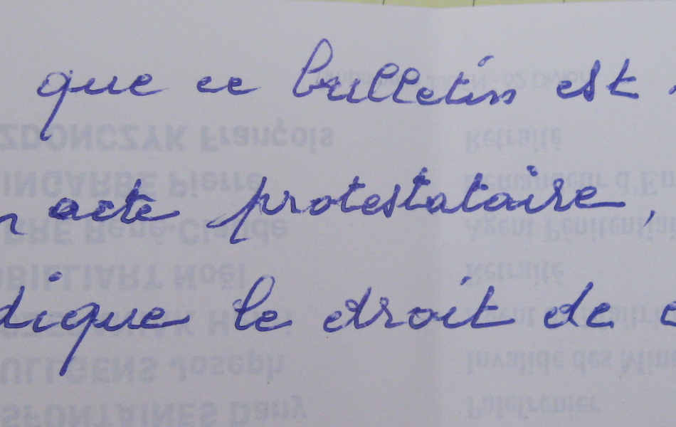 Texte manuscrit sur lequel on lit : "Je sais que ce bulletin est nul. C'est un acte protestataire, car je revendique le droit de choisir".